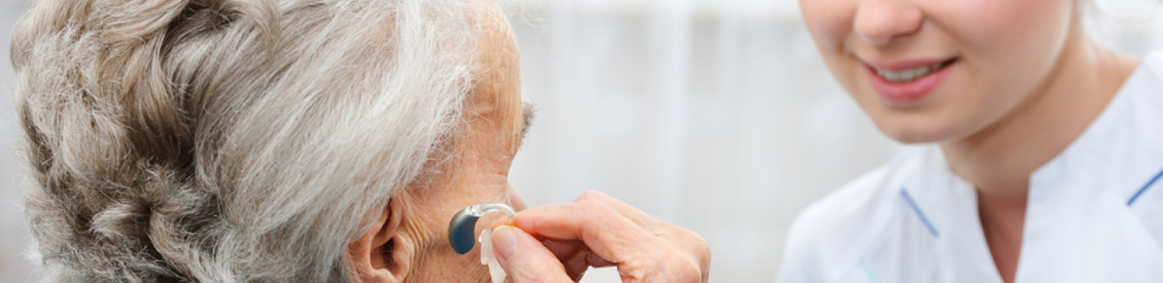 установка слухового аппарата пожилому человеку